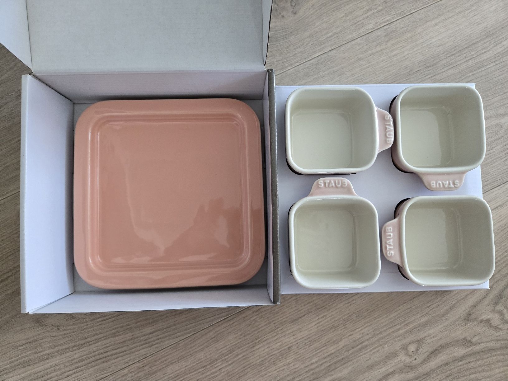 Geschirrsets: Staub Set Apéritif Pink Ceramic Tapas Set, New in Box – Neu (gemäss Beschreibung) aus Unterägeri von LuxBagsCH