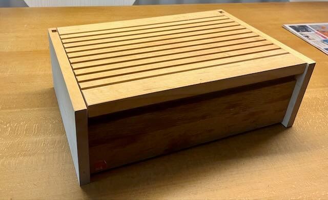 Behälter & Ähnliches: Brotbox Eschenholz massiv, Marke Side by Side – Gebraucht aus Effretikon von Tinu01