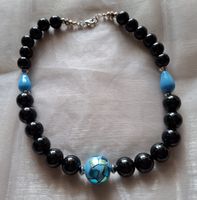 Schwarze Modeschmuck- Kette mit blauen Akzenten