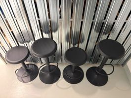 4 schwarze Barhocker aus Metall – höhenverstellbar