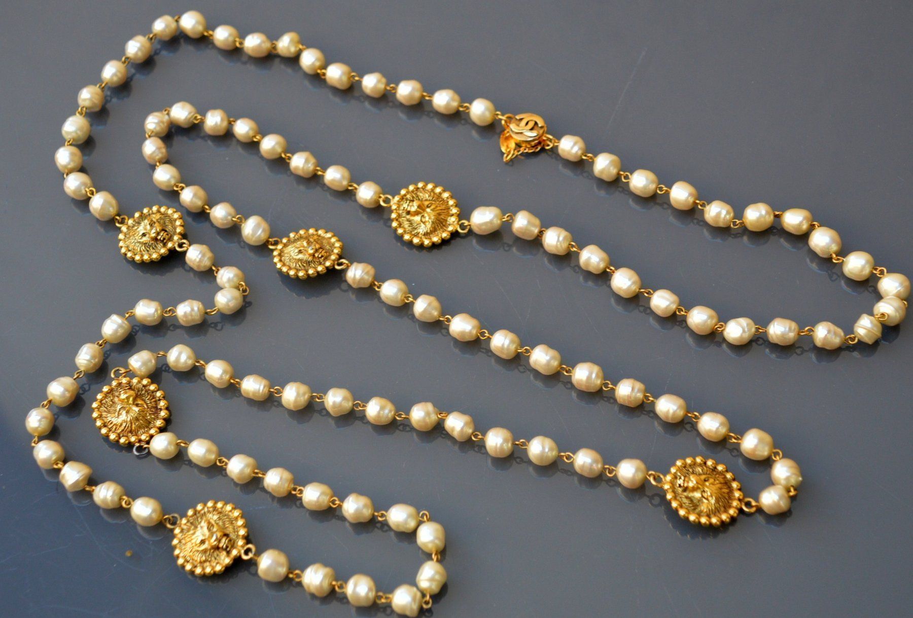 Chanel Catenine: Perlenkette CHANEL collier de perles – Usato da Collonges venduto da Auganien 8
