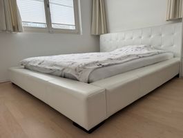 Modernes Doppelbett von Möbel Pfister (ohne Bettinhalt)