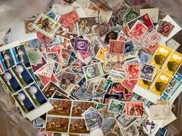 Lot 1.8 kg abgelöste Briefmarken  + 2.1kg Markenbogen