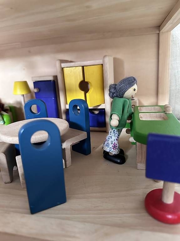 Modellbausätze & Standmodelle: Wunderschönes Holzpuppenhaus – Gebraucht aus Wädenswil von kostyuna 3