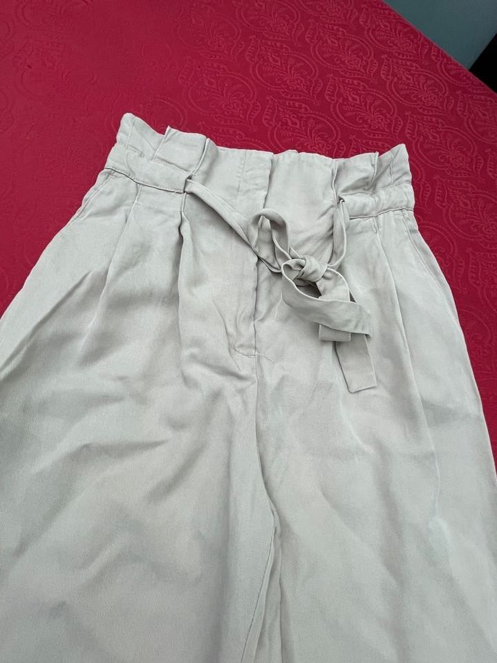 H&M Pantaloni: Mädchen Hose 34 beige H&M – Usato da Bergdietikon venduto da antovale 1