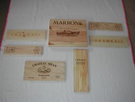 Diverse Deckel von Weinkisten mit verschiedenen Brandings