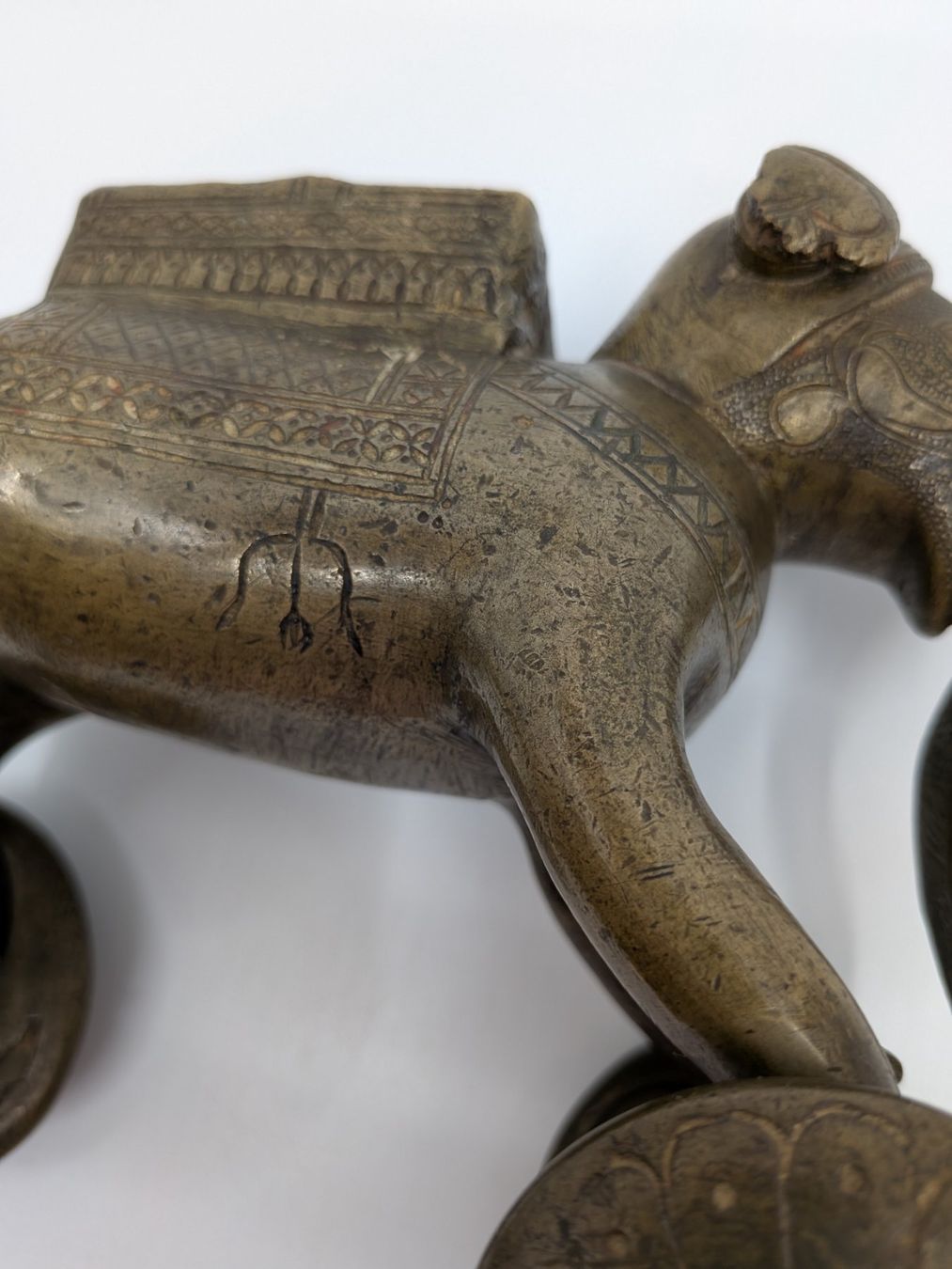Sculture & Statue: Bronze oder Messing Elefant auf Rädern, Indien ? Nepal ? – Usato da Emmen venduto da Brockofsky 3