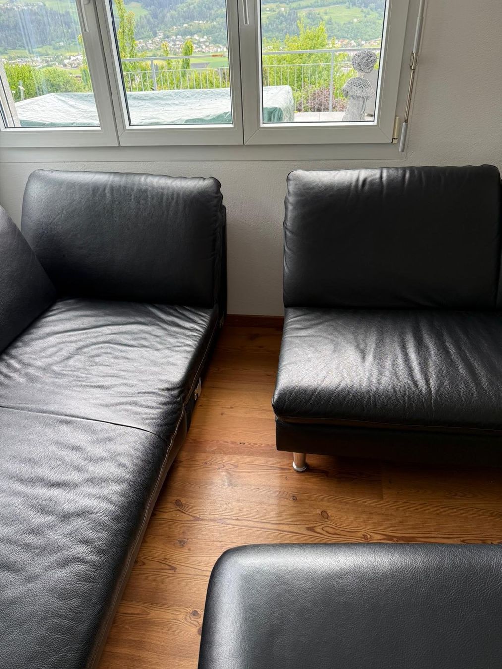 Sofas: Schwarzes Ecksofa mit Hocker, Leder, Top Zustand, Sofas – D'occasion à Scharans par cve_y7cr 2
