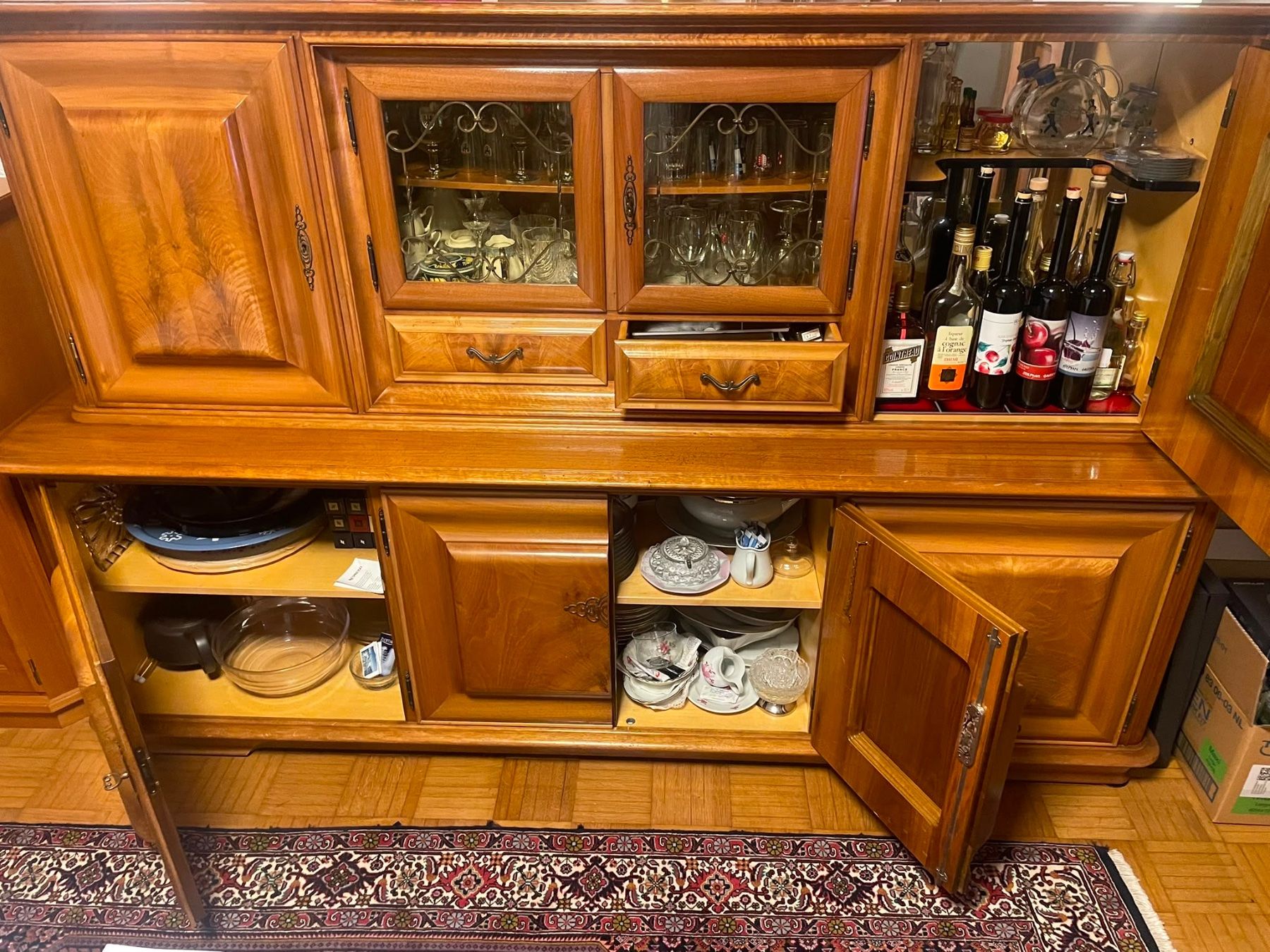 Schränke: Esszimmerschrank – Gebraucht aus Hallwil von Miga1989 1