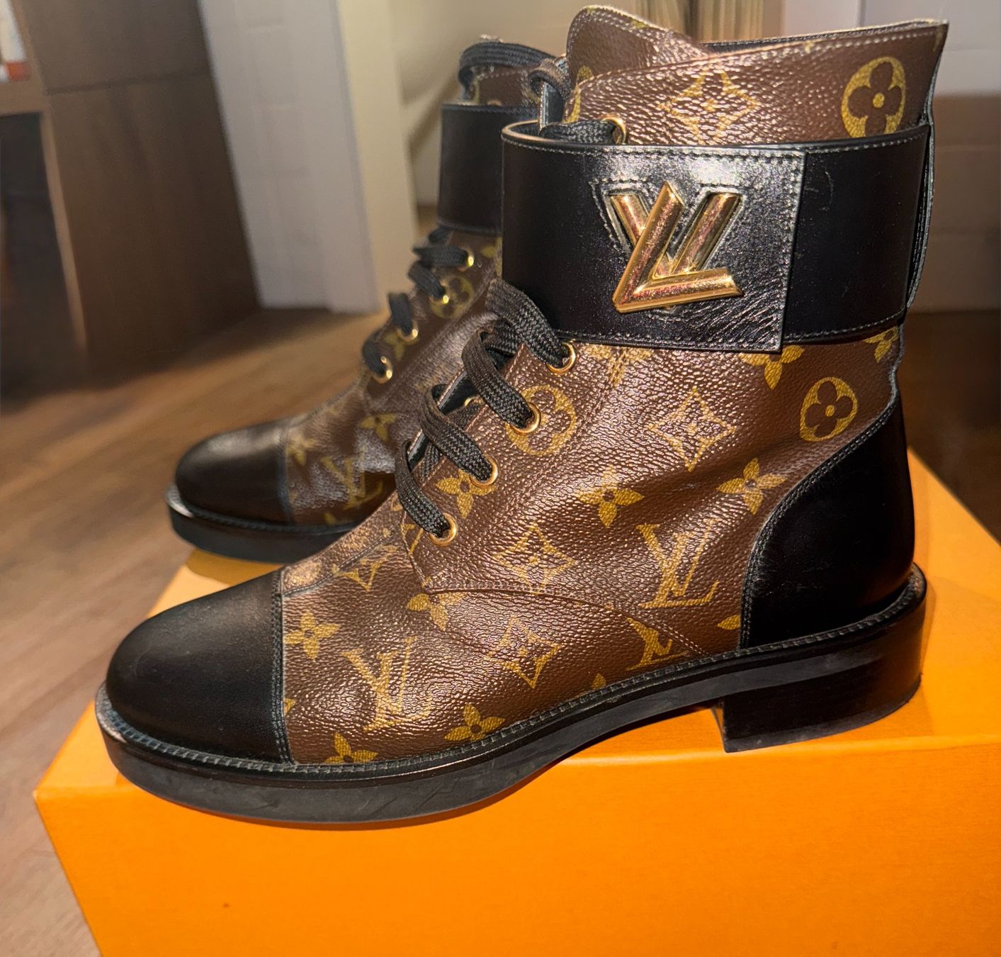 Louis Vuitton Damenschuhe: LOUIS VUITTON Wonderland Flat Ranger boots - 39 – Gebraucht aus St-Sulpice VD von juhdu 2