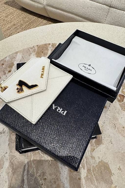 Prada Portafogli: PRADA GELDBÖRSE / TASCHENANHÄNGER – Nuovo (secondo la descrizione) da Schwyz venduto da bofb 2