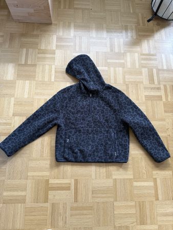 Fleece Kapuzenpullover mit Leo-Muster,  Grösse M