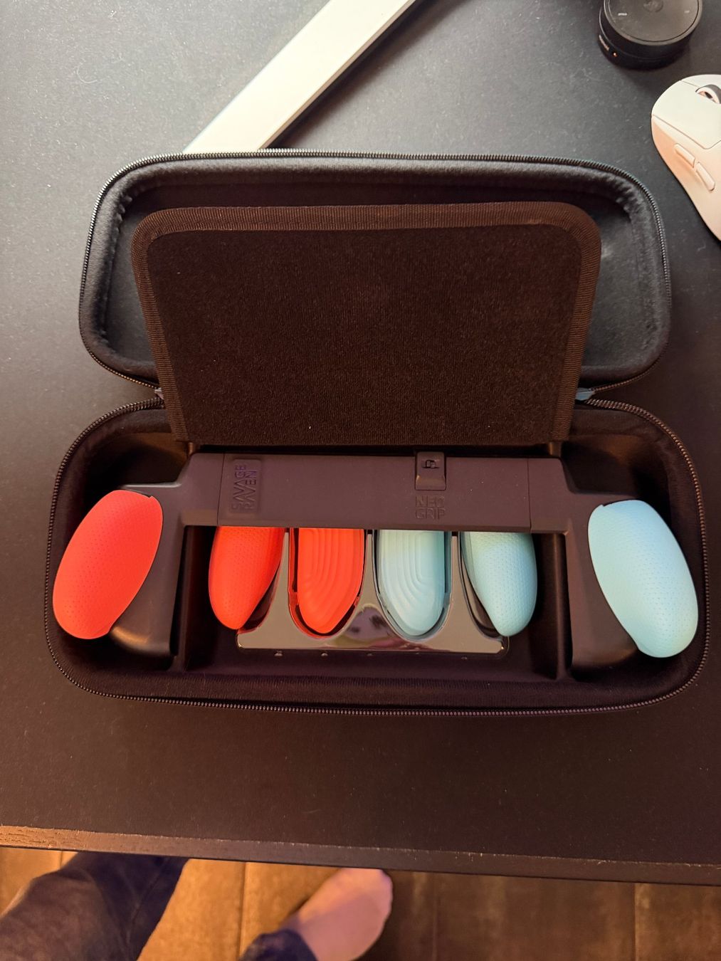 Nintendo Custodie protettive: Pack accessoires Savage Raven Nintendo Switch 2 étui + grips – Usato da Grône venduto da NERV-02