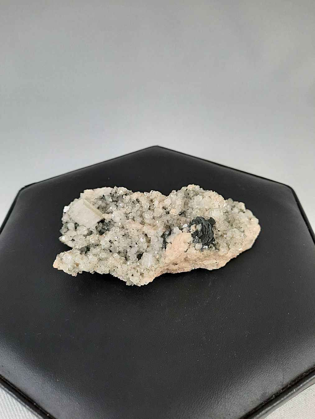 Minerali & Pietre curative: Apophyllit-Stufe mit schwarzem Turmalin – Usato da Beinwil am See venduto da Restwert_Beinwil 2