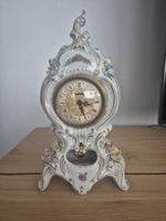 KPM Porzellan Pendeluhr / Tischuhr mit Blumendekor