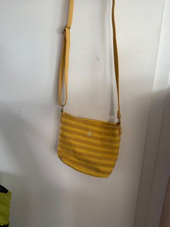 Gelbe Handtasche
