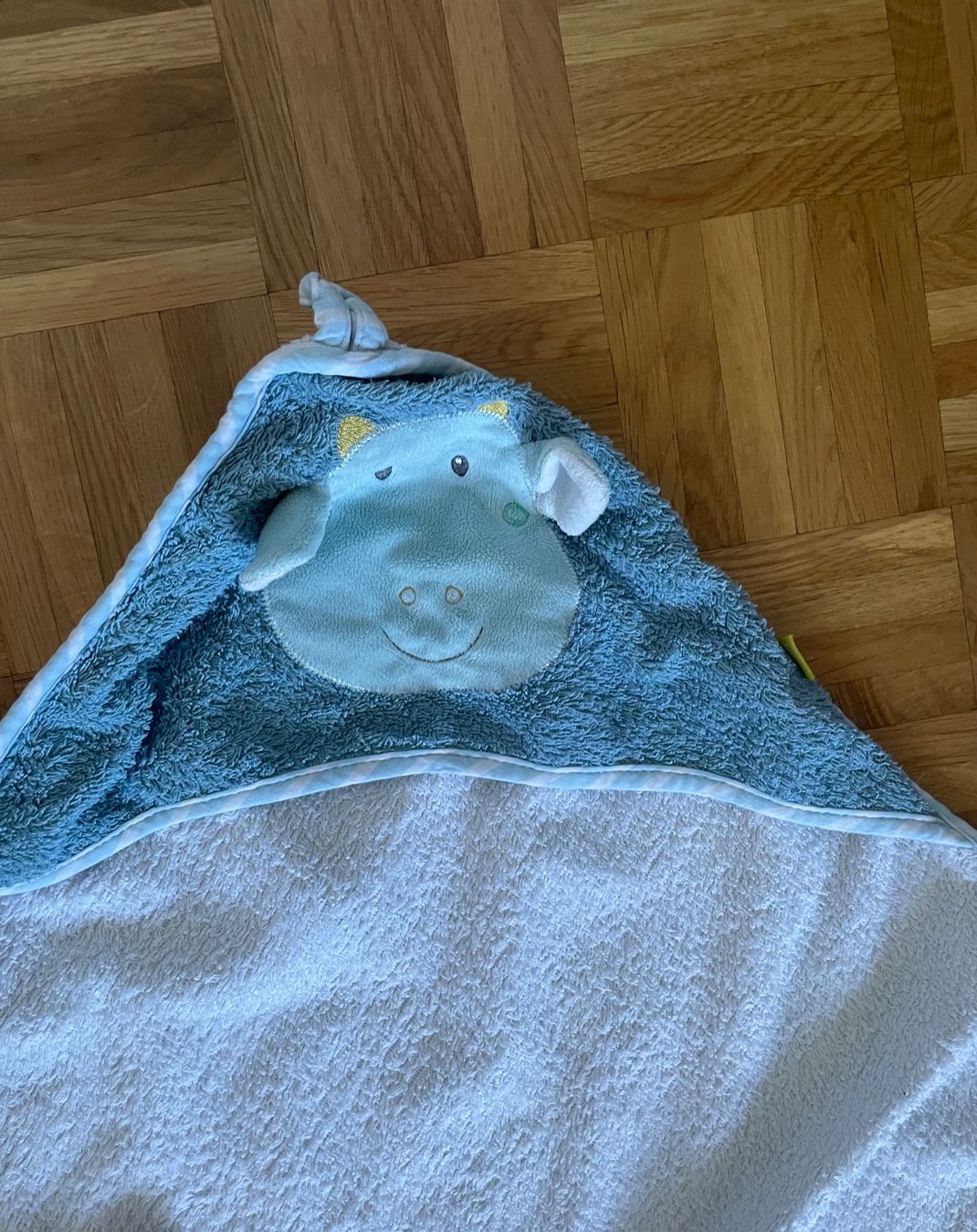 Badetücher: Serviette à capuche bébé éléphant bleu – Gebraucht aus Versoix von Pti-pois 2