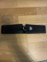 Schwarzer elastischer Gürtel