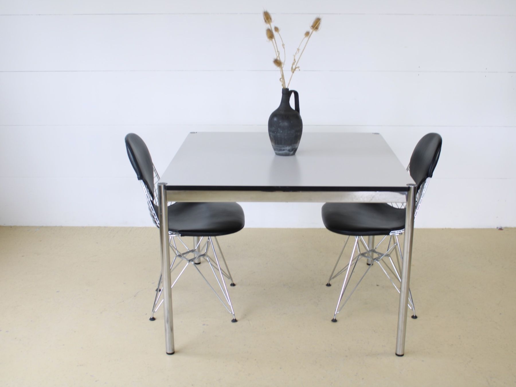 USM Scrivanie: USM Tisch (90cmx90cm) – Usato da Meinisberg venduto da atelier_TILIJA 1