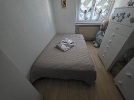 1 Kleiderschrank, 1 Schuhschrank, 1 kleines Doppelbett
