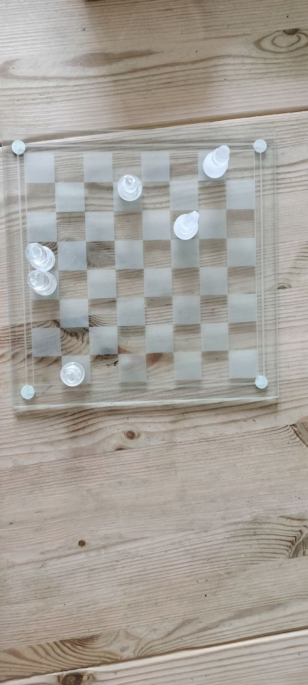 Bicchieri: Glass Chess Set with Board and Pieces good condition – Usato da Niederhünigen venduto da Tom_Oli 1