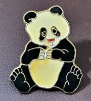 P830 - Pin  Panda Pandabär