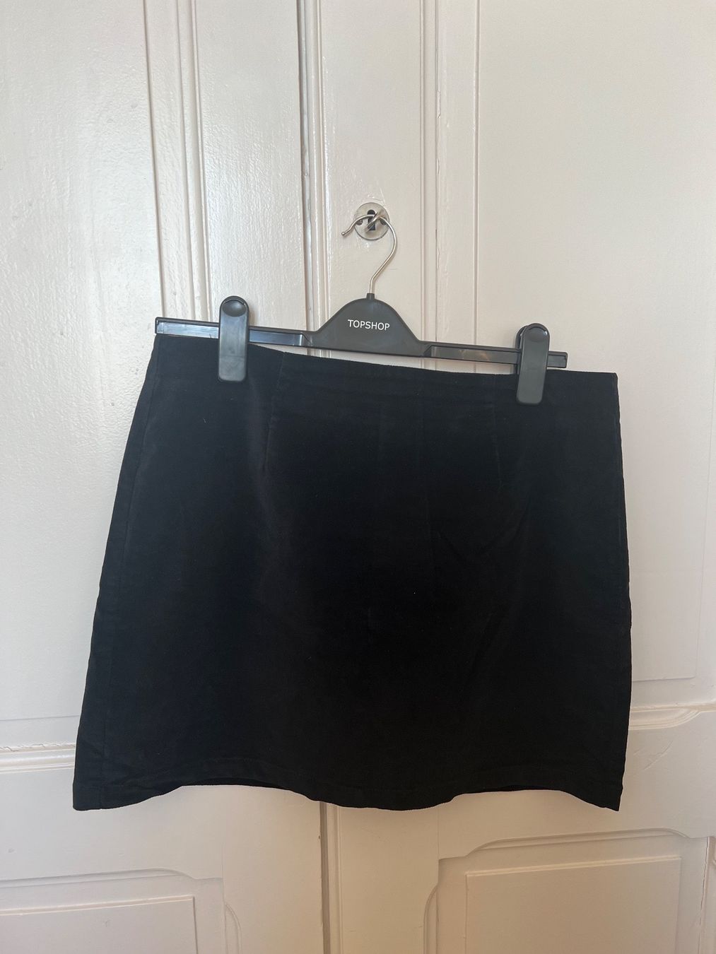 Jupes: Mini jupe en velours noir 42 – D'occasion à Neuchâtel par Thesebootsaremadeforwalking