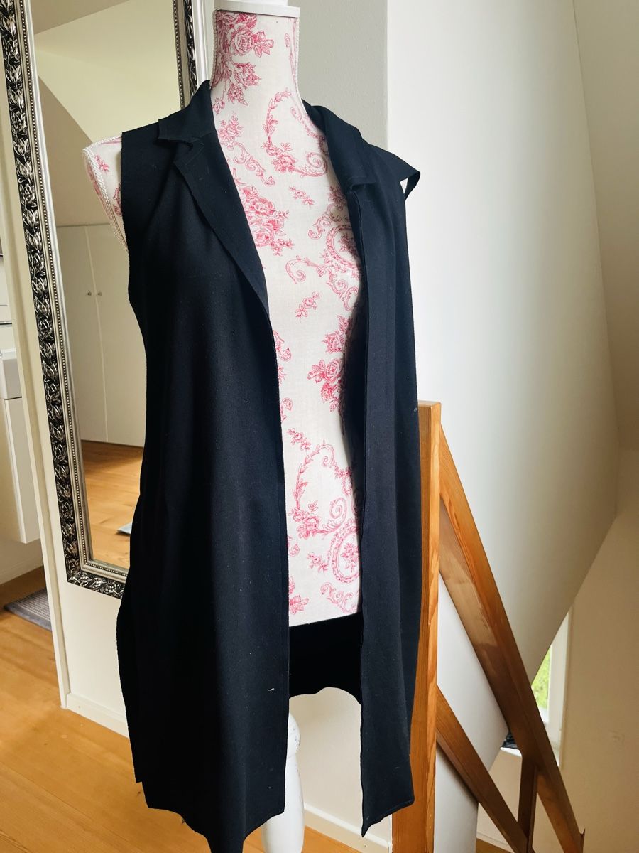 Lotti di vestiti: Sommer-Outfit: Weste, Blumenbluse & kurze Hose – Usato da Winterthur venduto da Nanole 6