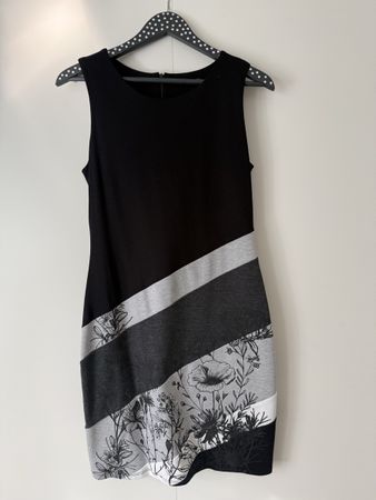 Desigual Kleid schwarz grau mit Blumenmuster Grösse L