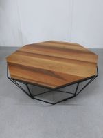 Couchtisch mit geometrischen Metallgestell