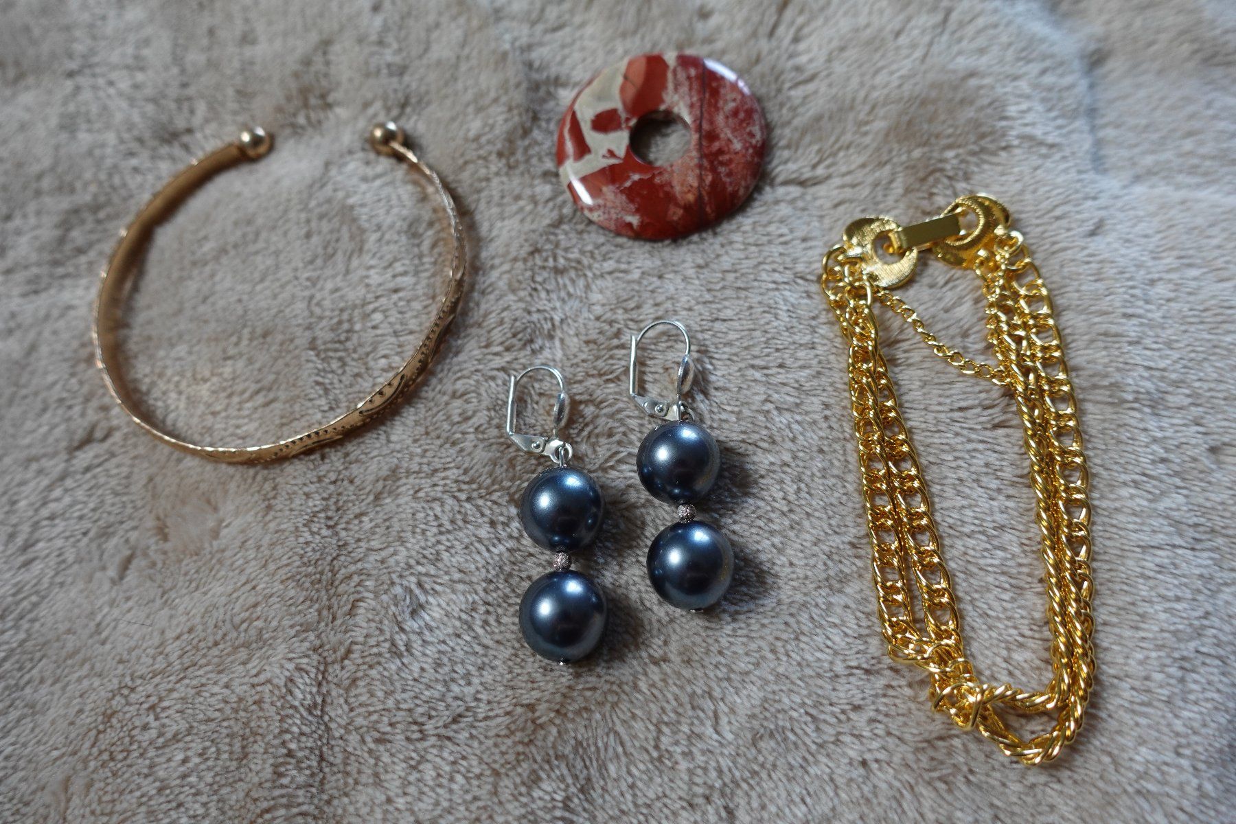 Autres bijoux: 1 schönes 32 teiliges Modeschmuck Set – D'occasion à rorschach par Babsi64 3