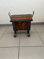 Kupferkessel mit Schmiedeeisen-Untergestell und Pflanzschale