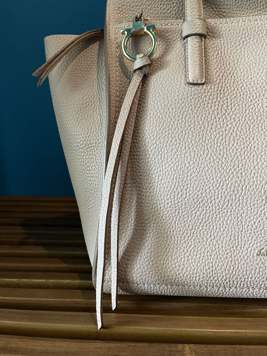 Salvatore Ferragamo Sacs femmes: Salvatore Ferragamo Tote Bag - Excellent condition – Neuf (Voir description) à Colombier NE par Rain.. 1