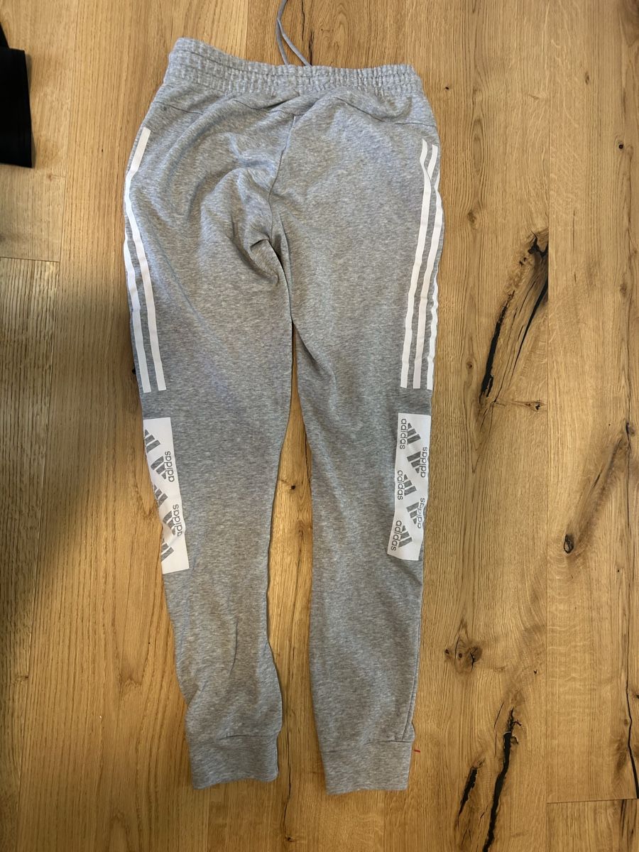 Adidas Pantaloni: Adidas Hose grau – Usato da Steffisburg venduto da jea_j2vh 1