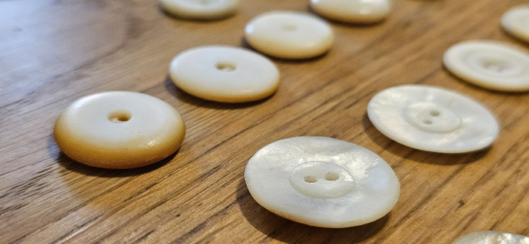 Bottoni: 25 boutons anciens en nacre – Usato da Carouge GE venduto da Lea000 5