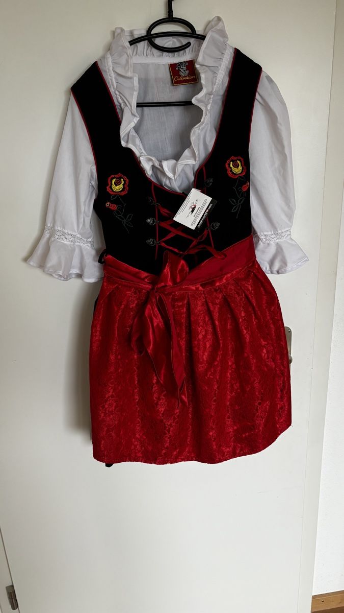 Costumi: Dirndl mit Schürze rot und Bluse Gr 38 NEU – Nuovo e nell'imballaggio originale da Stäfa venduto da Goldvreneli.07 1