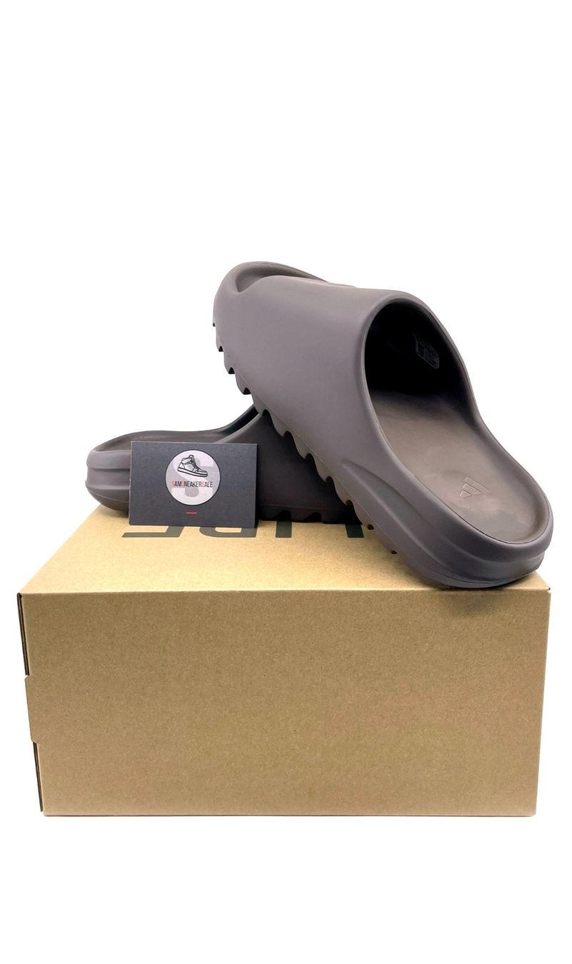 Adidas Scarpe da uomo: Adidas Yeezy Slide Soot Grösse EU 39 – Nuovo e nell'imballaggio originale da Küsnacht ZH venduto da SamSneakerSale 1