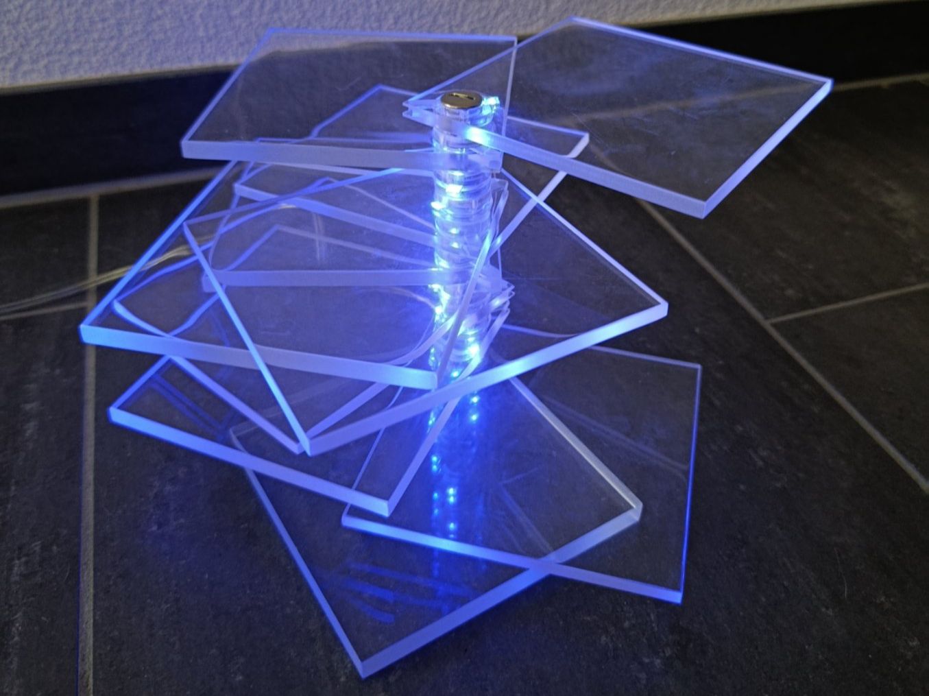 Ikea Lampade: Ikea TYBBLE Plexiglas Tischlampe 2003 – Usato da Wil SG venduto da Donaldus 3