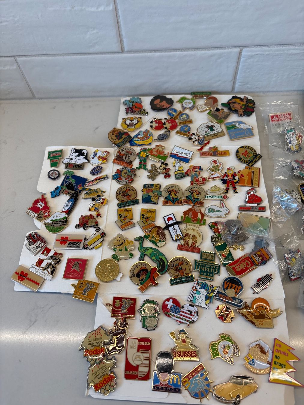 Plaquettes & Badges: Grand lot de pins divers – D'occasion à Gollion par Hampton 2