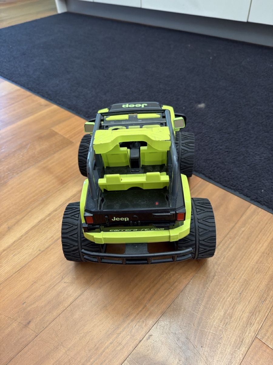 Veicoli per bambini: Carrera RC Jeep Ferngesteuertes Auto – Usato da Arbon venduto da clothes187 3
