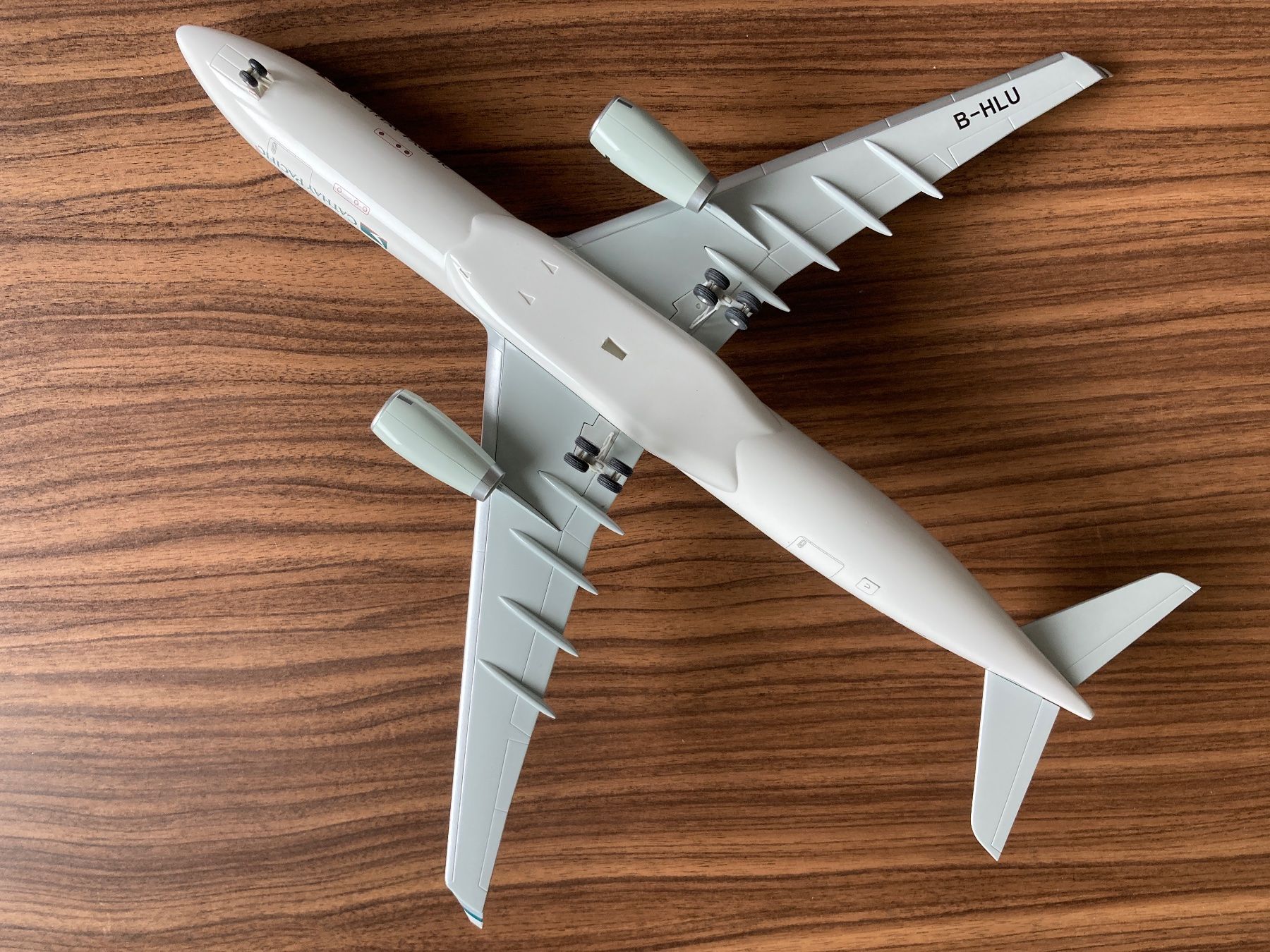 Airbus Kit di modellismo & Modellini statici: Cathay Pacific Airbus A330 Oneworld 1:200 – Usato da Bassersdorf venduto da SWISS77W 3