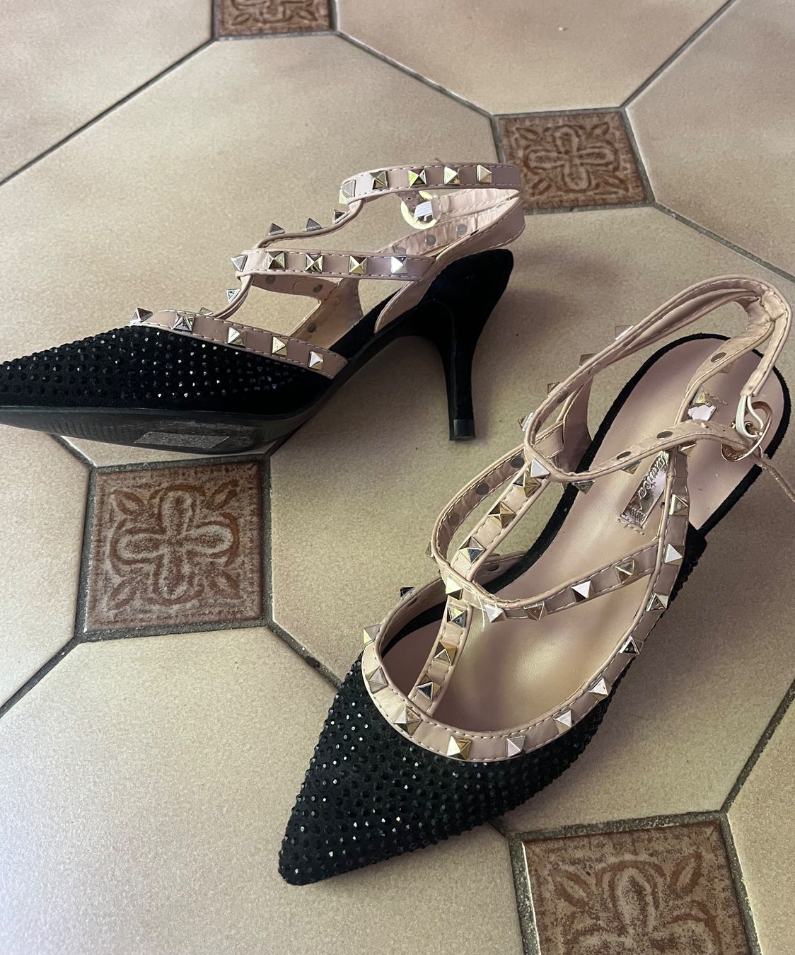Scarpe da donna: Escarpins noirs pointus avec clous t36 – Usato da Bellevue venduto da utilisatratice 1