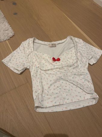 T-Shirt weiss Blumenmuster mit roter Schleife Grösse S