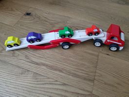 Lastwagen mit Autos aus Holz