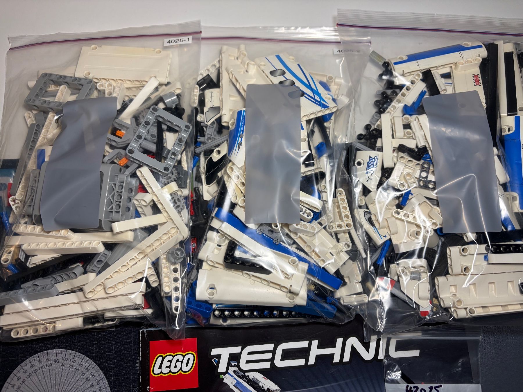 Lego Kit di costruzioni: LEGO Technic: Frachtflugzeug (42025) – Usato da Burgdorf venduto da Mike003 3