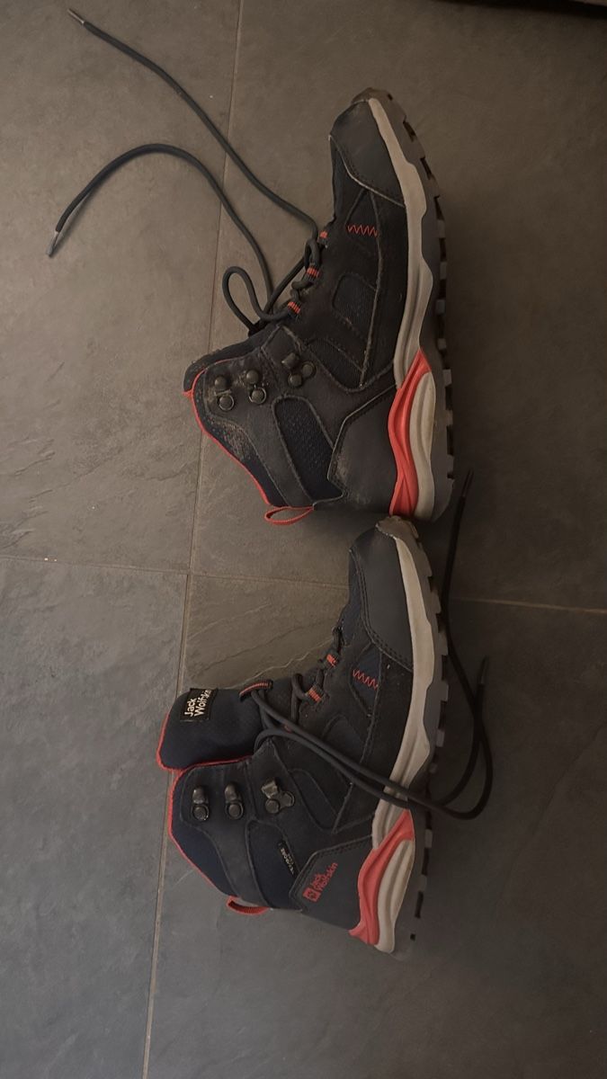 Scarpe da uomo: Wanderschuhe gr 34 – Usato da Oberwil BL venduto da Noname1974 1