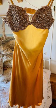 Goldenes Sommerkleid mit Perlen, Grösse S, Top Zustand!