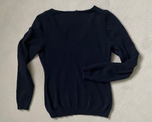 Repeat Pullover & Sweatshirts: REPEAT Kaschmir Pullover, Gr. 34 oder XS, sehr dunkles Blau – Gebraucht aus Brugg AG von Hellviolett 1