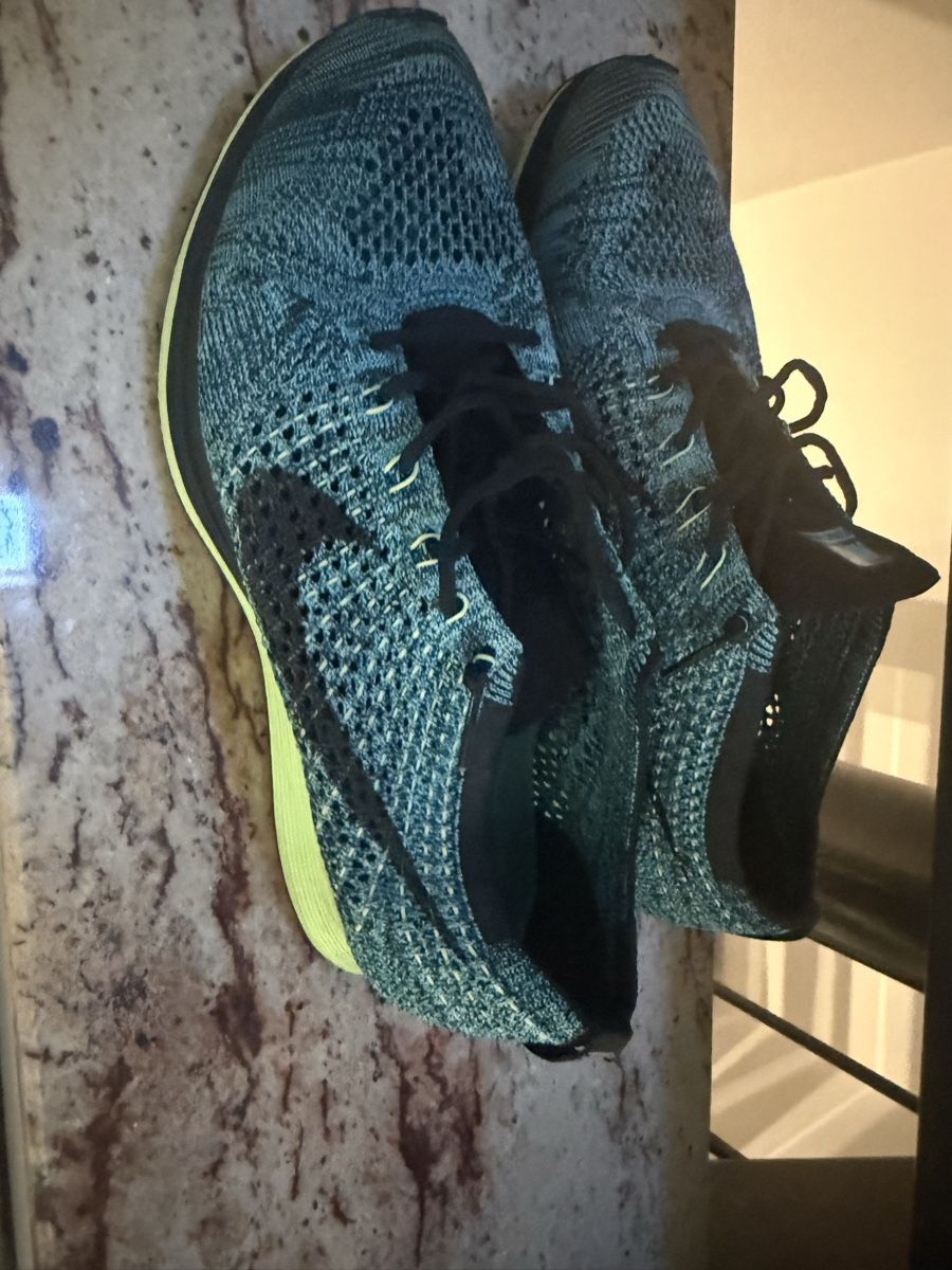 Nike Chaussures hommes: Nike Flyknit Racer Grösse 42.5 neuwertig – Neuf (Voir description) à Bettlach par Mrsdelux