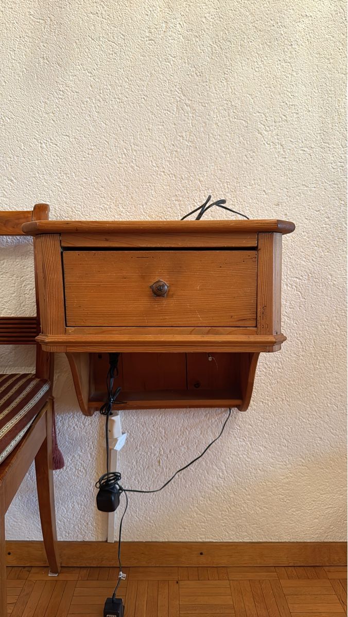 Kommoden: Kleines Wand Tischli – Gebraucht aus Walliswil b.Wangen von CharlotteGarde
